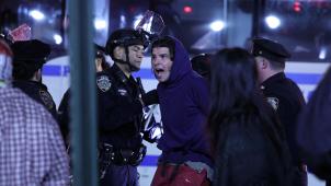 Le NYPD arrête un étudiant sur le campus de l’Université de Columbia le 30 avril.