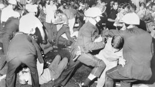 29 août 1968 : la police et des manifestants s’affrontent sur Michigan Avenue, aux portes de la convention du Parti démocrate.