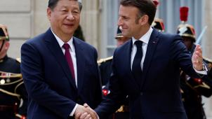 Xi Jinping a été accueilli par son homologue français Emmanuel Macron dans la cour d’honneur du palais présidentiel où avait été déployée la garde républicaine