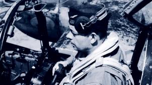 Le commandant Antoine de Saint-Exupéry aux commandes d’un Lightning en mai 1944.