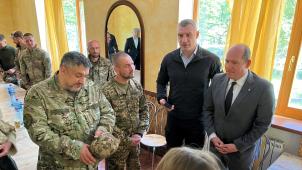 Aux côtés du maire de Kiev, Vitali Klitshko, Philippe Close a rencontré les militaires d’une unité qui a réussi à stopper l’offensive sur Kiev en février 2022.