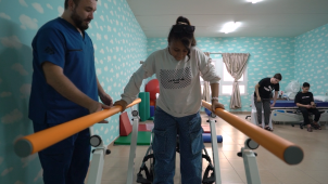 Layan, qui a perdu ses deux jambes, en rééducation : « Même ici, je fais des cauchemars à l’idée de rentrer à Gaza, je ne veux pas y retourner. »