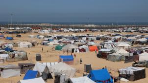 Des tentes ont été montées par des Palestiniens déplacés à al-Mawasi près de la frontière avec l’Egypte à Rafah dans le sud de la bande de Gaza le 9 mai 2024, dans le cadre du conflit actuel entre Israël et le Hamas.