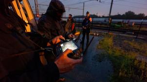 L’opérateur de drone travaille même sous la pluie et de nuit pour repérer les voleurs de cuivre le long des voies de chemin de fer.