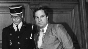 Bernard Boursicot à son arrivée au palais de justice de Paris pour son procès pour espionnage, en 1986.
