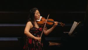 Anna Im, ici lors de sa prestation en demi-finale. En finale, dans l’imposé d’Escaich, elle a assuré une continuité rêveuse par-dessus les soubresauts de l’orchestre.