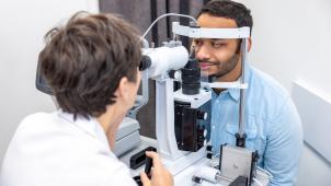 « Il peut s’écouler du temps qui vous semblera long en attendant pour un examen de la vision chez un ophtalmologue », illustre Nadia Benahmed, experte en organisation de soins au Centre fédéral d’expertise des soins de santé (KCE).