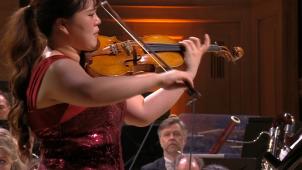 La soliste a fait ses débuts avec orchestre avec l’orchestre philharmonique d’Osaka, à l’âge de 12 ans.