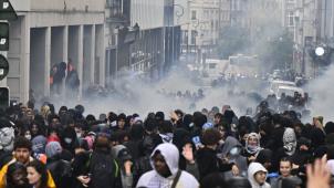 Les signataires ne s’opposent pas aux interventions de maintien de l’ordre lors des manifestations. Ils insistent sur une exigence démocratique fondamentale, particulièrement à l’égard des mineurs qui figurent parmi les manifestants : la force publique doit protéger, pas traumatiser.