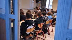 « Les mesures décrétées dans l’enseignement ne constituent pas un simple ajustement budgétaire. Elles fragilisent l’école, affaiblissent les conditions de sa démocratie, de sa justice sociale et de sa cohésion », déplorent les signataires de cette carte blanche.