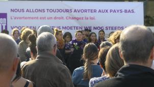 Le rapport d’experts sur l’IVG préconise un délai étendu à 18 semaines, mais la législation belge continue d’imposer une limite de 12 semaines, poussant chaque année des centaines de femmes à se rendre aux Pays-Bas.