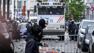 Le 4 juin, à Bruxelles, des milliers de manifestants, principalement des jeunes et des travailleurs de l’enseignement, ont protesté contre l’austérité, faisant face à un important dispositif policier et militaire.