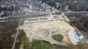 Photographie prise le 5/4/2021 montrant la déforestation et la bétonisation (les flèches jaunes indiquent le chemin d’accès et la terrasse). La Cour d’appel de Bruxelles a ensuite ordonné la restauration des sites affectés après la mobilisation de riverains..
