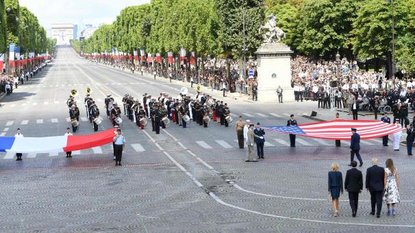 Un défilé militaire franco-américain s’est déroulé ce matin sur les Champs-Elysées. Donald Trump et Emmanuel Macron ainsi que leurs épouses étaient présents. © AFP