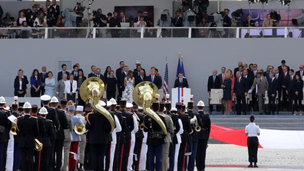 La musique militaire martiale était souvent couverte par le bruit de la parade aérienne. Cette année, les instrumentistes des armées innovent puisqu’ils joueront notamment des partitions électroniques du duo français Daft Punk. © AFP
