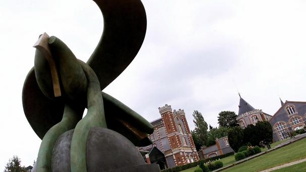«
L’aigle protecteur
» - Bruxelles
: sculpture monumentale en acier inoxydable pour les nouveaux bâtiments du «
Crédit Communal de Belgique
». ©Belgaimage
