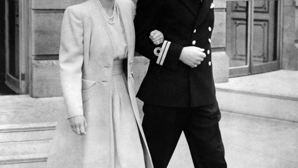 Le jour de l’annonce des fiançailles de la princesse Elizabeth et de son amour de toujours, Philip Mountbatten, le 10 juillet 1947 au palais de Buckingham