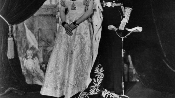 La reine Elizabeth II et le prince Philip posent après le couronnement de la reine, le 02 juin 1953 au palais de Buckingham.