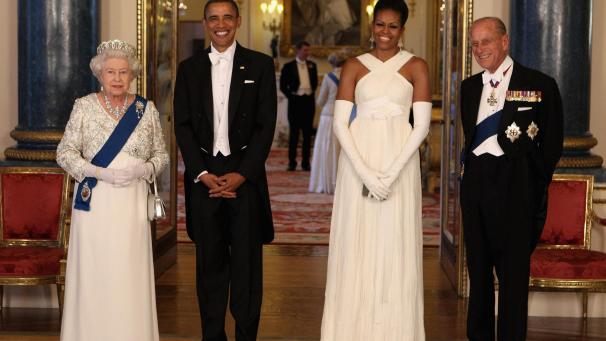 Le désormais ex-Président des USA, Barack Obama et la Première Dame, Michelle Obama, ont été accueilli par le prince Philip et la reine Elizabeth II au palais de Buckingham, dans la salle de musique précisément.