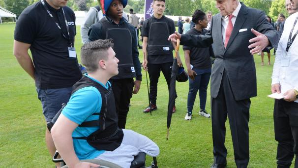Le prince Philip, Duc d’Edimbourg, parle avec de jeunes gens durant une réception au palais de Buckingham pour célébrer le 130ème anniversaire du London Youth charity