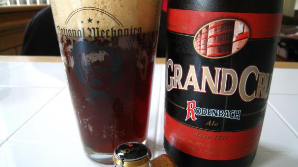 Composée d’1/3 de bière jeune et de 2/3 de bière vieillie deux ans en fût de chêne, la Rodenbach Grand Cru, produite à Roulers en Flandre, séduit avec son goût intense.