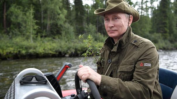 Les années précédentes, Poutine avait déjà été vu en train de plonger en sous-marin, piloter une Formule 1 ou de neutraliser un tigre. ©EPA