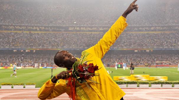 Pékin - août 2008
: il bat le record du monde du 200 m (19’’30), éliminant l’Américain Michael Johnson. Il est le premier athlète à battre deux records du monde sur le 100 m et le 200 m sur une même année aux JO. ©Belgaimage