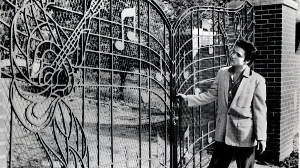 Elvis Presley devant les portes de sa résidence, Graceland, en 1957.