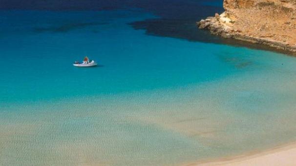 N°5
: La plage des Lapins - Sicile
: cette somptueuse plage est réputée pour son eau chaude et son sable fin. ©DR