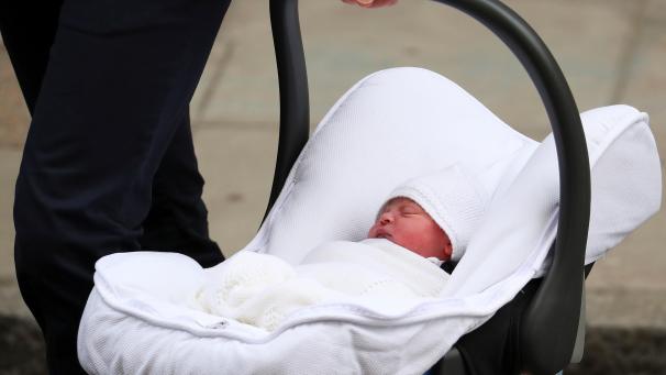 Ce lundi 23 janvier, en fin d’après-midi, Kate Middleton et le prince William ont quitté la maternité avec le nouveau prince.