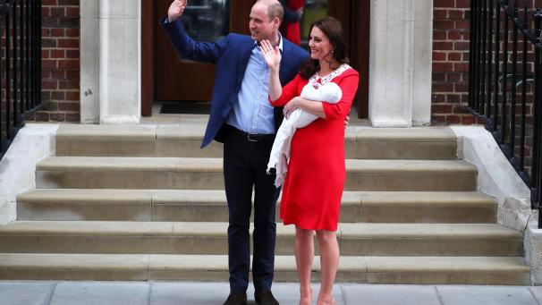 Devant la Lindo Wing de l’hôpital londonien, les fans de la famille royale et de nombreux journalistes se pressaient pour apercevoir le visage du royal baby.