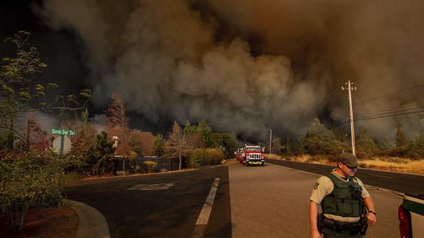 Les feux en Californie ont fait des dizaines de victimes et mobilisé plus de 8.000 pompiers.