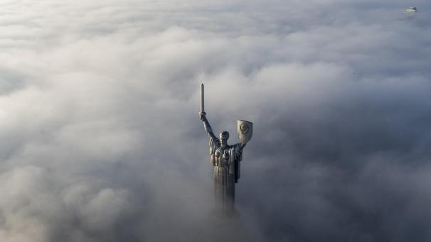 Vue aérienne étonnante du mémorial de la Seconde guerre mondiale à Kiev (Ukraine).