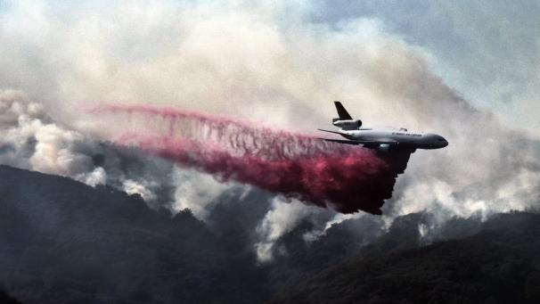 Le combat contre les feux de forêt en Californie se mène aussi depuis les airs.