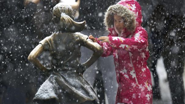 Les premières neiges sont tombées à New York, ici dans le bas de Manhattan, sur la statue de «
La Fille sans peur
».