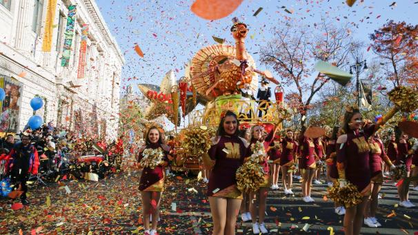La traditionnelle parade de Thanksgiving, organisée par la chaîne de magasins américaine Macy’s, a eu lieu - pour la 92e fois
! - à New York le 22 novembre dernier. Ici, des pom-pom girls s’agitent devant une dinde largement revisitée.