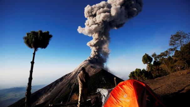 Le 28 novembre, le volcan Acatenango est entré en éruption au Guatemala. Selon le Coordinateur national pour la Réduction de Désastres au Guatemala, le volcan était secoué par une dizaine d’explosions toutes les heures.