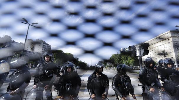 La police anti-émeute bloque une avenue lors d’une manifestation de protestants contre le sommet du G20 à Buenos Aires en Argentine. Les dirigeants des pays industrialisés se sont retrouvés durant deux jours pour discuter de thématiques telles que le commerce et le climat.