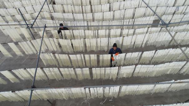 Dans le village de Chenma en Chine, des fermiers sont en train de faire sécher des vermicelles de riz qui ont été réalisées à la main. Ces vermicelles font partie de la nourriture traditionnelle de la région et la saison des ventes vient de débuter.