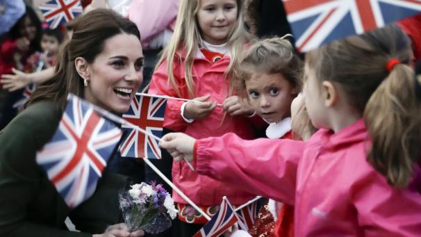 Kate Middleton, duchesse de Cambridge, a rencontré le 5 décembre dernier les membres des familles du personnel de la base de la Royal Air Force Akrotiri près de Limassol à Chypre. Cette base aérienne est utilisée pour protéger les intérêts du Royaume-Uni dans la région.