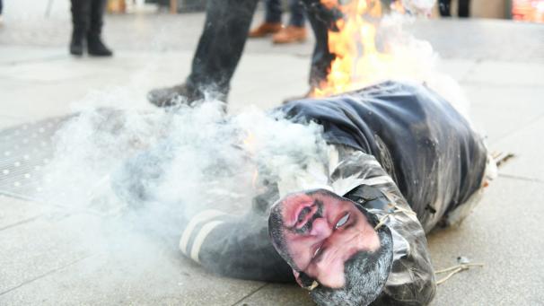 Le 14 décembre, des étudiants manifestaient contre le gouvernement populiste italien dans les rues de Milan. Ils ont brûlé une marionnette portant un masque de Matteo Salvini, le ministre de l’Intérieur transalpin connu pour ses positions anti-immigration.