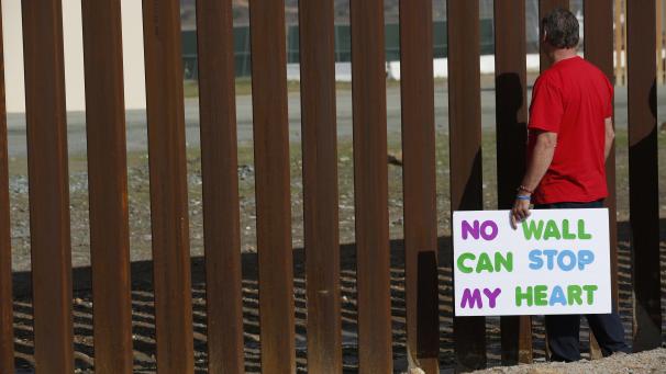 «
Aucun mur ne peut arrêter mon coeur
». Un activiste pro-migrants regarde à travers la frontière qui sépare les États-Unis du Mexique.