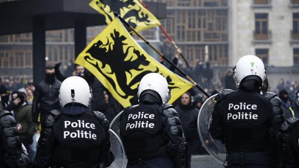 La police fait face aux manifestants, réunis à Bruxelles ce dimanche 16 décembre pour marcher contre le Pacte de Marrakech. La tension s’est cristallisée autour du quartier européen de la capitale. Cinq policiers ont été blessés et des bâtiments ont été endommagés.