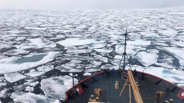 Cette photo date de l’été 2018. On y voit le brise-glace USCG Healy en croisière de recherche dans la mer de Tchouktches de l’océan Antarctique. Les scientifiques ont assisté à une surprenante fonte des glaces, à cette époque de l’année.