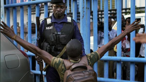 À 32 ans, Fiston Adumba supporte l’opposition congolaise. Ici, il fait face à un membre des forces de l’ordre, juste après l’annonce de Corneille Nangaa
: les élections présidentielles de la République Démocratique du Congo sont reportées au 30 décembre.
