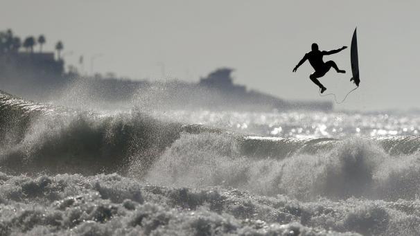 À San Diego, un surfeur tente de dompter l’océan Paficique. Les autorités avaient alerté les personnes que la planche de surf titille
: les conditions climatiques rendent la mer dangereuse. L’image parle d’elle-même.