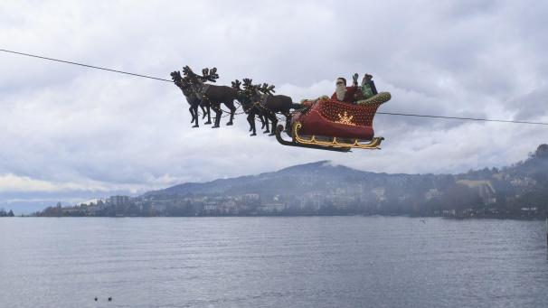 À Montreux, en Suisse, le père Noël ne fait pas les choses à moitié. Il arrive sur son traineau volant, tout simplement.