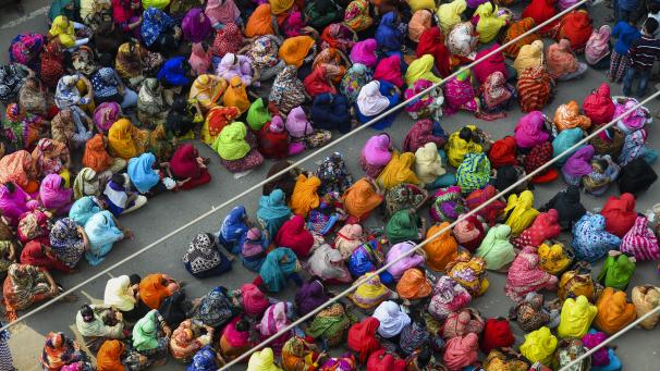 A Dhaka au Bangladesh, des travailleurs du textile manifestaient pour demander des salaires plus élevés. Belgaimage