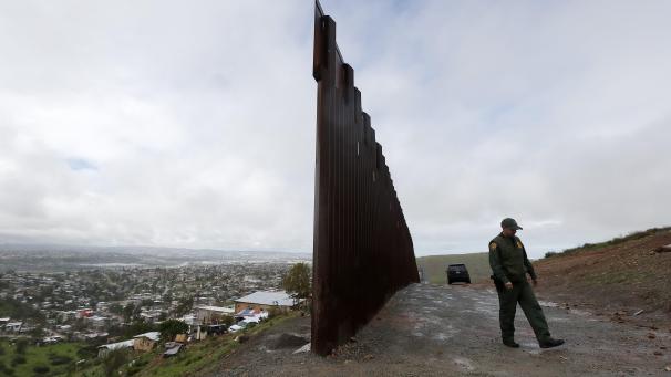 Le mur qui sépare San Diego de Tijuana, gardé par les forces de l’ordre.