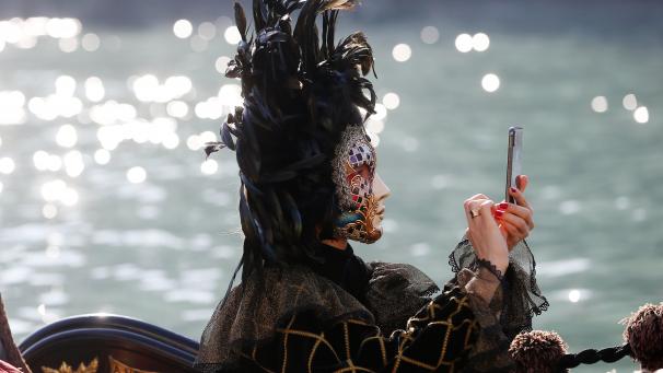Parade masquée sur l’eau lors du Carnaval de Venise en Italie.